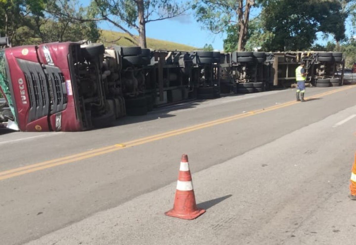 Acidente com carreta causa interdição da BR-040 em Ressaquinha 