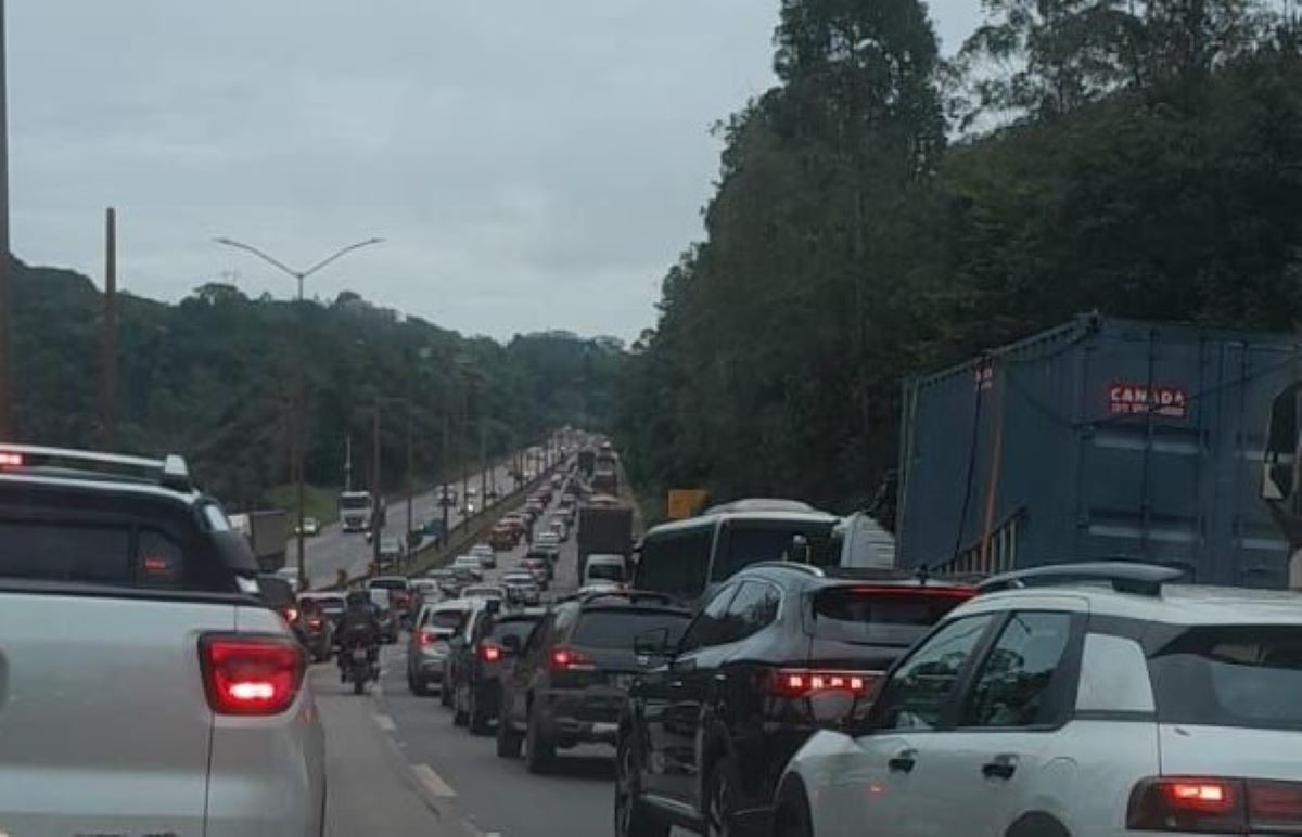 BR-040 tem trânsito lento no sentido BH em Nova LIma 