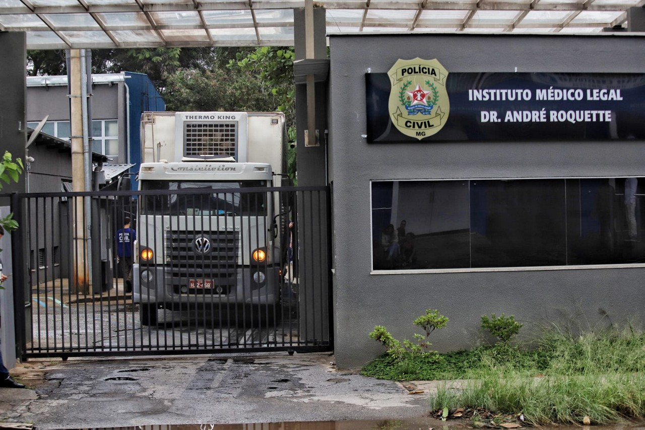 Familiares vão ao IML de Belo Horizonte reconhecer vítimas de acidente com ônibus na BR-116