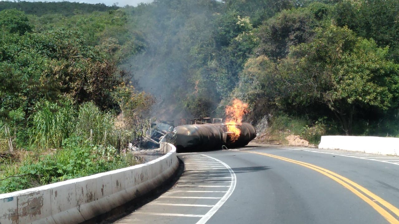 Caminhão-tanque pega fogo após tombar na BR-251
