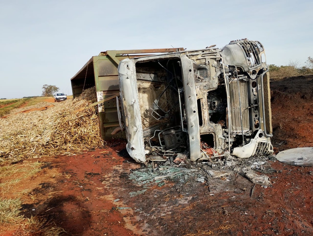 A carreta tombou e pegou fogo em Bambuí; motorista sofreu ferimentos leves