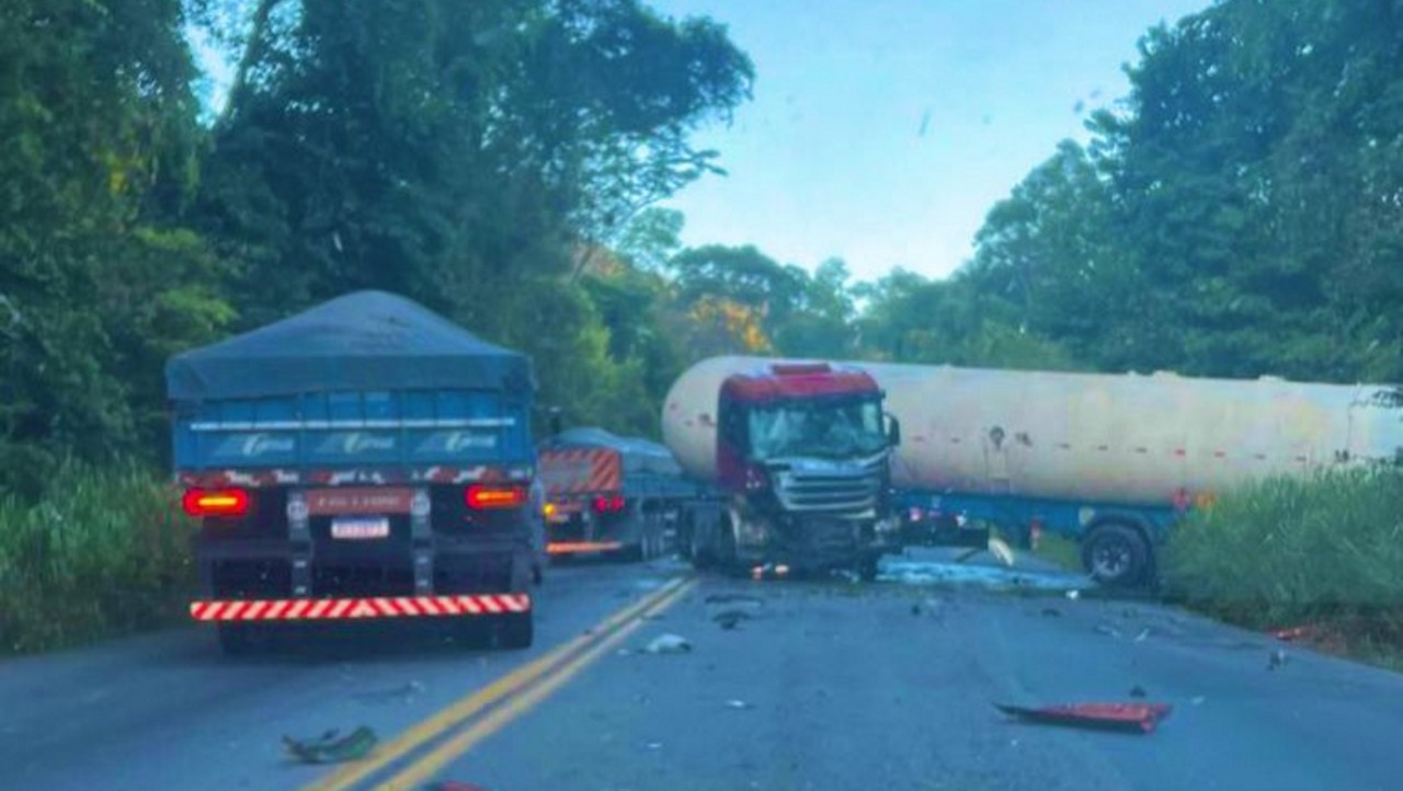 Carreta fez um L na pista da BR-381 na manhã deste sábado (8 de março)