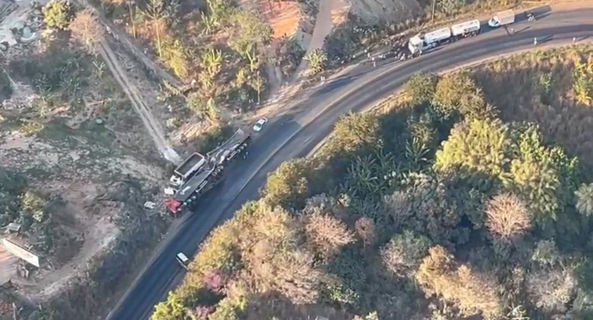 Uma fila de veículos está parada na rodovia