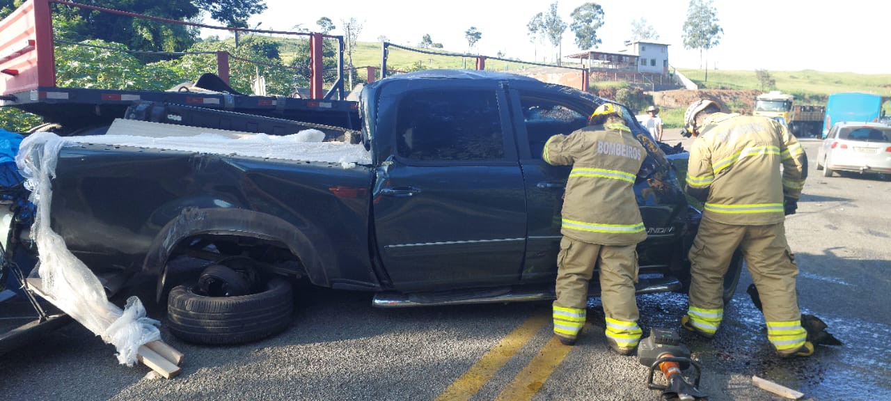 Bombeiros trabalham no acidente que deixou três mortos
