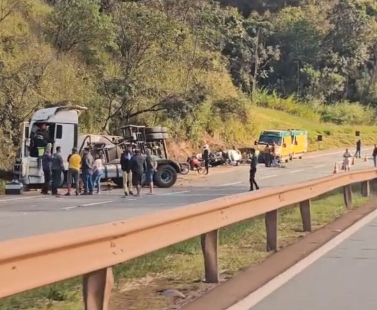 Batida envolveu uma carreta e um carro de passeio