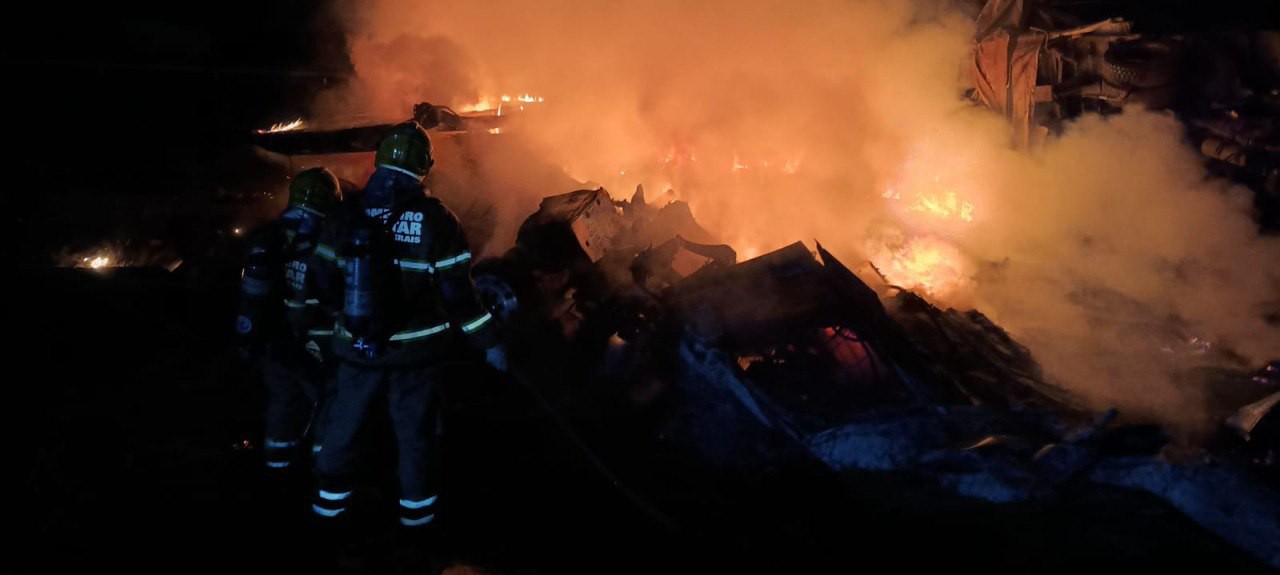 Carreta pegou fogo após acidente na BR-381