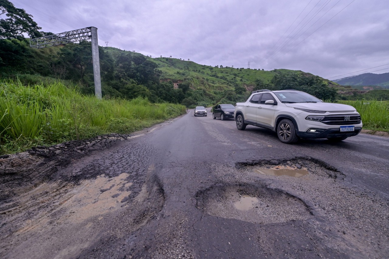 Buracos são obstáculos para motoristas que am pelo trecho da BR-381 entre Belo Horizonte e Governador Valadares
