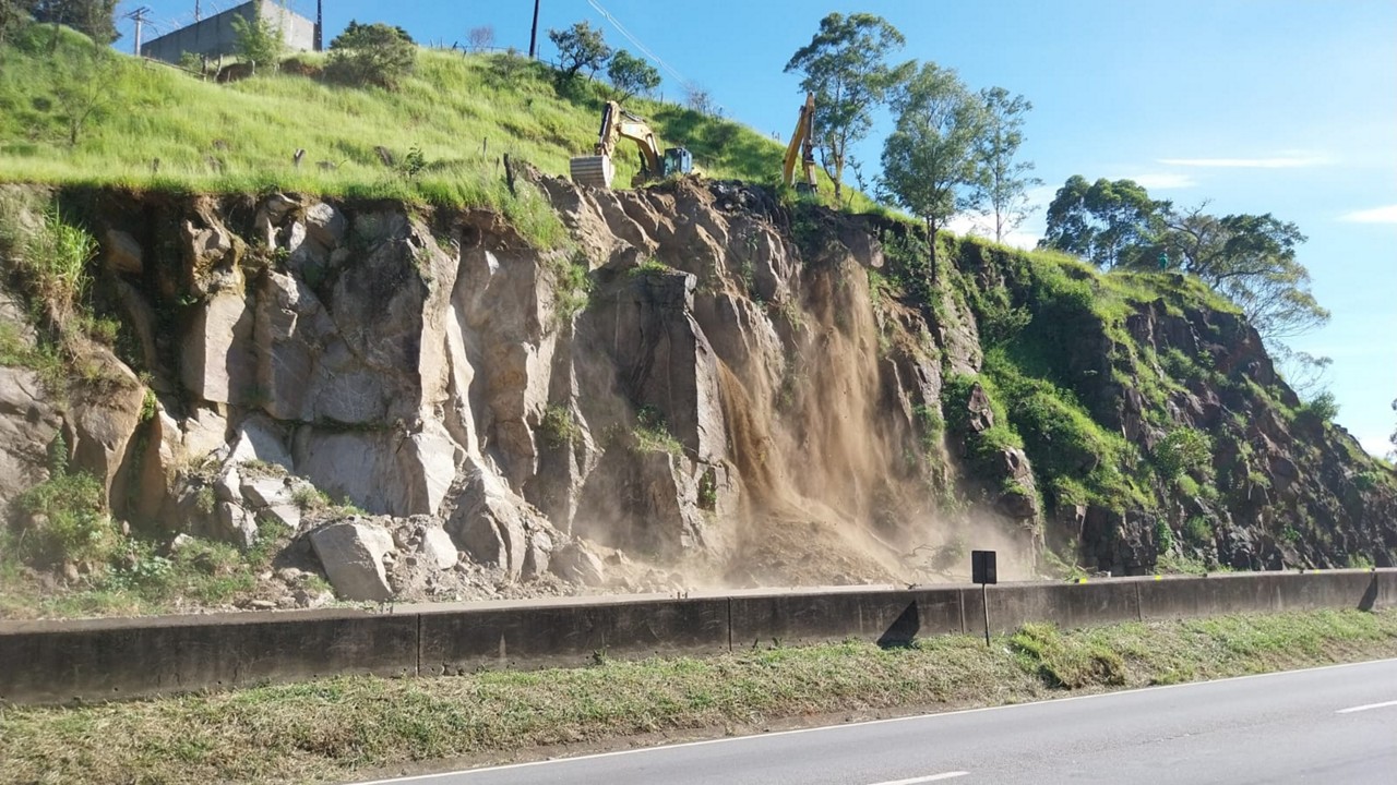Arteris realiza desmonte de rochas na BR-381, em Camanducaia