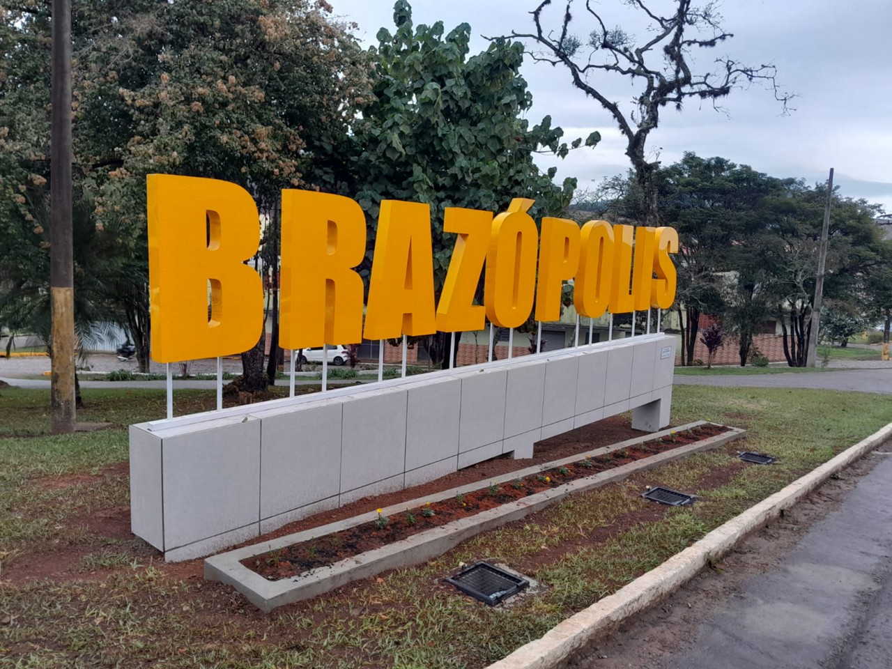 Letreiro na entrada da cidade de Brazópolis