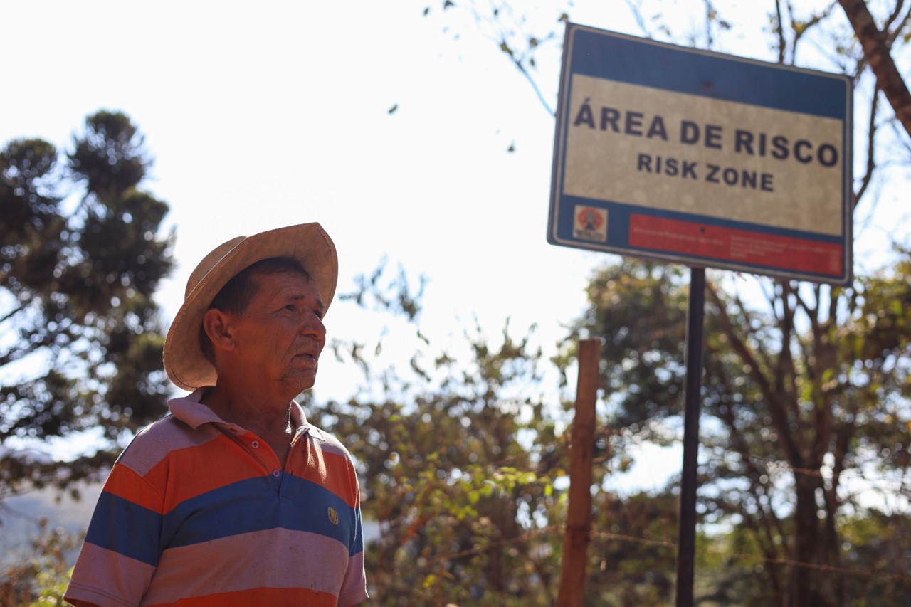 Morador de Brumadinho, na região Central de Minas, em uma área de risco de rompimento de barragem