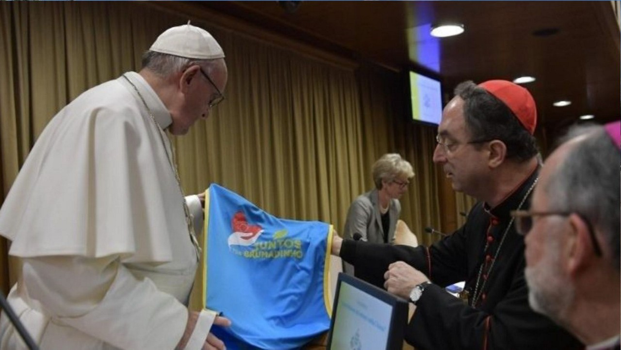 Papa Francisco recebeu um colete utilizado pelos voluntários em Brumadinho