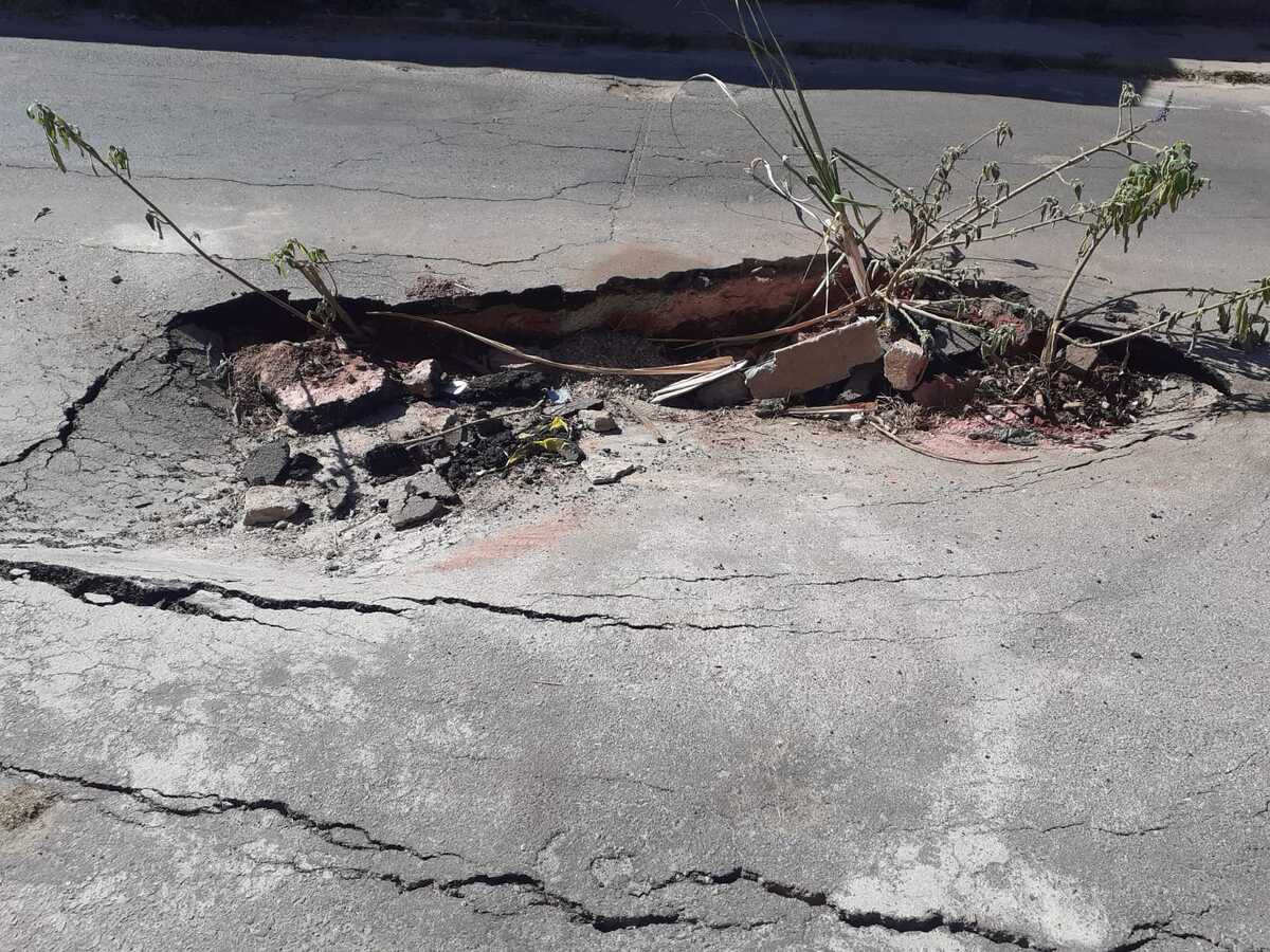 Há cerca de três meses, buraco atrapalha trânsito na rua das Bromélias, em Ibirité