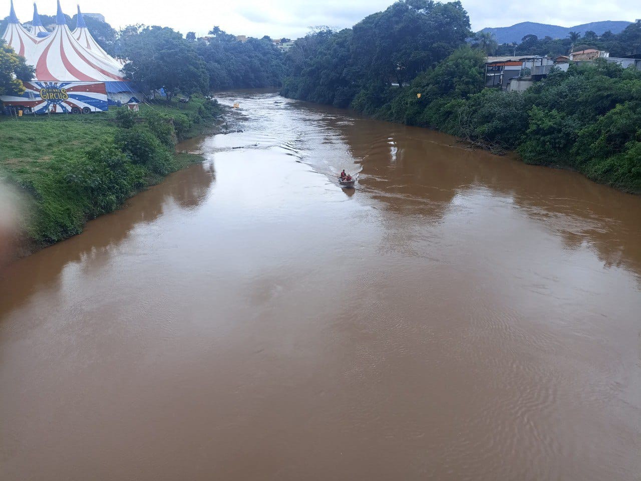 Bombeiros buscam jovem que desapareceu após pular no rio Paraopeba