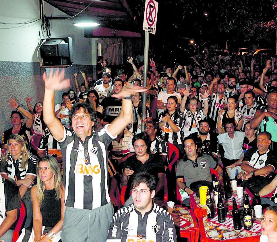 Torcedores do Atlético acompanhando partida do clube no Bar do Salomão em 2013, quando o Galo conquistou a Libertadores