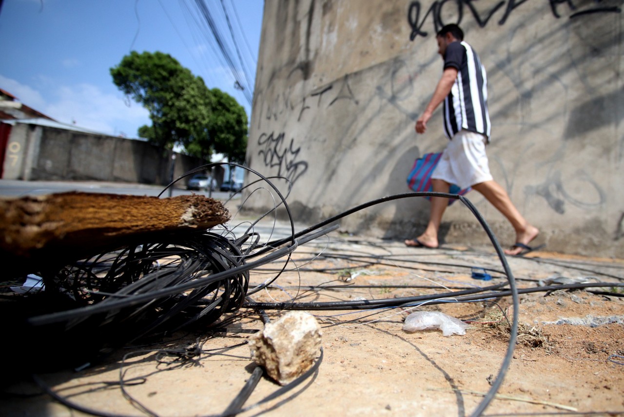 Cabos soltos podem causar acidentes 