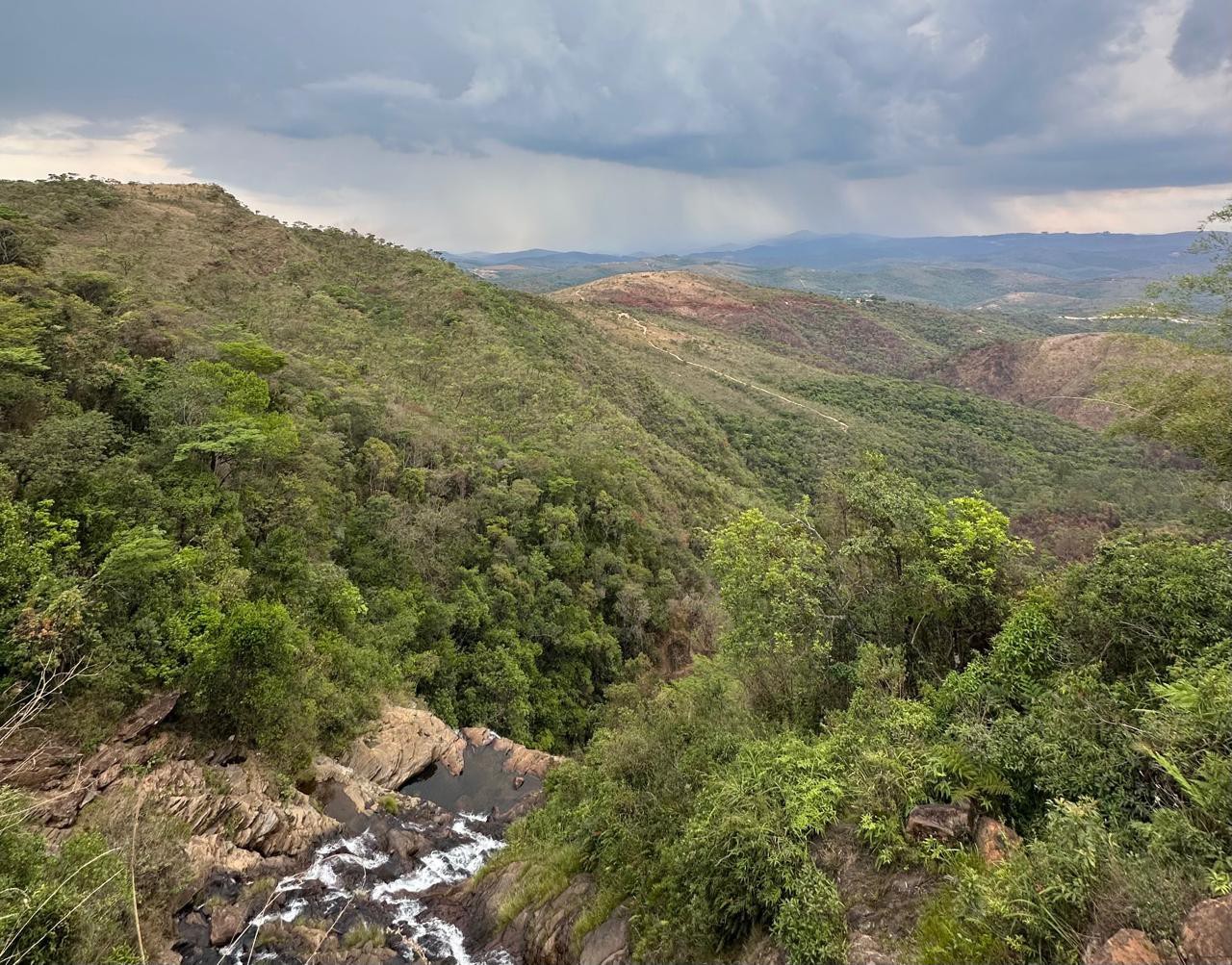 Cachoeira do Viana é um dos principais atrativos naturais de Rio Acima, com uma queda d'água de cerca de 25 metros 