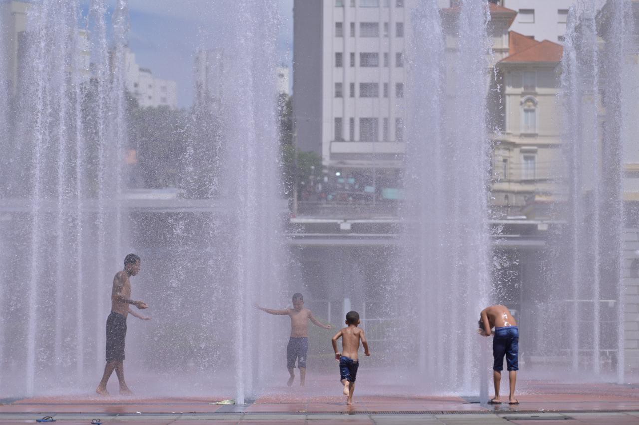 Moradores se refrescam em meio às altas temperaturas na capital
