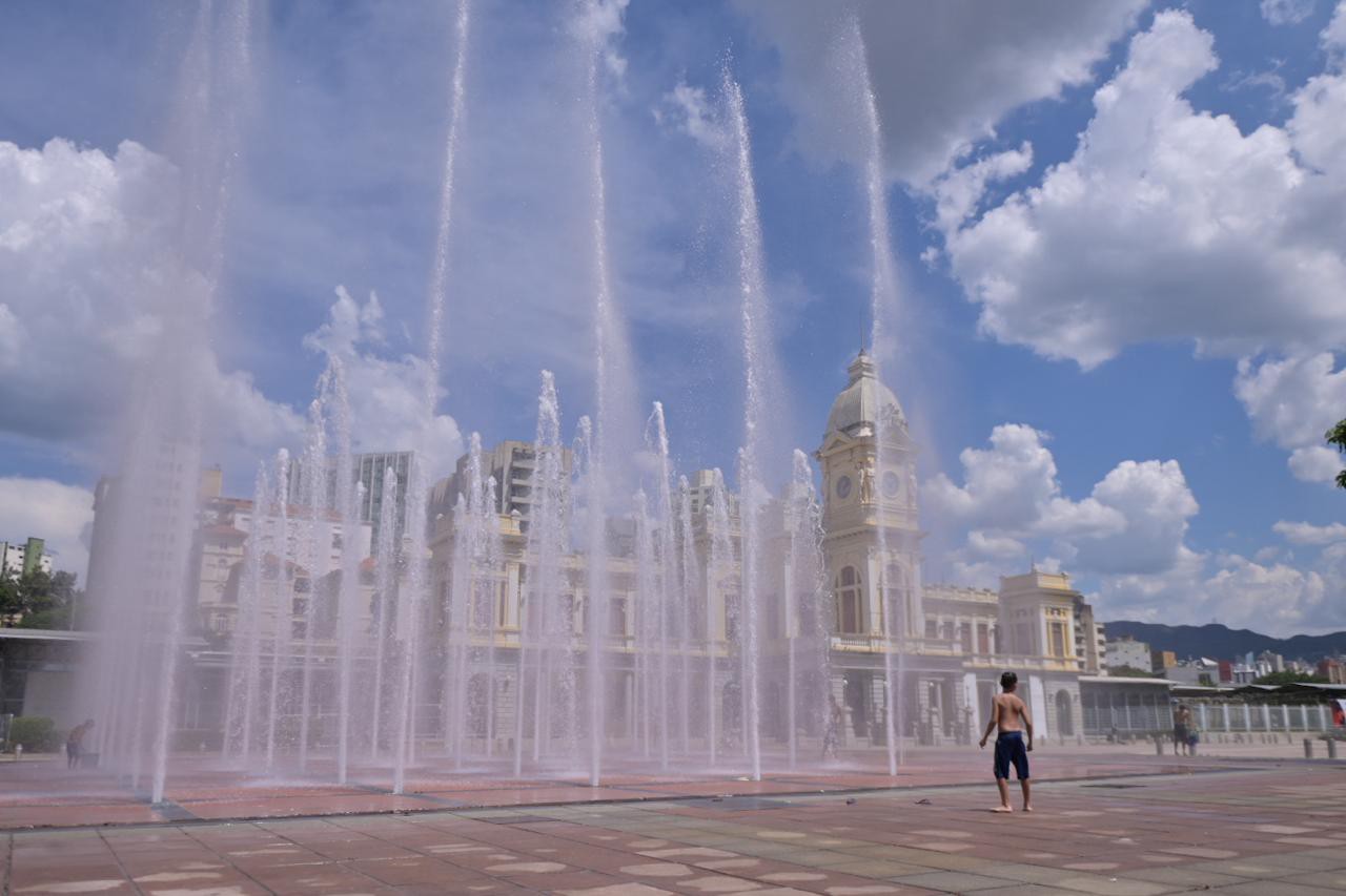 Moradores se refrescam em meio às altas temperaturas na capital
