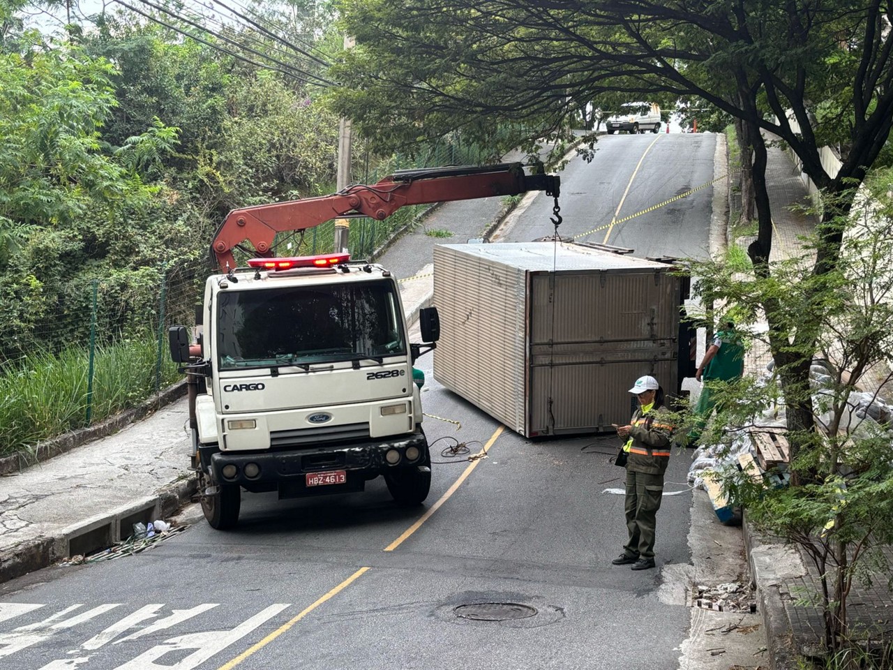 Caminhão tombou na manhã desta quinta-feira (24 de abril)