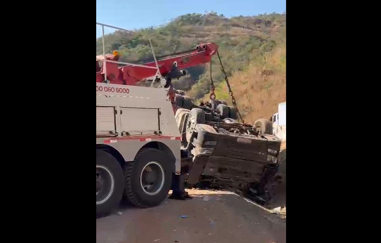 Veículo capotou e teve a cabine completamente destruída no acidente