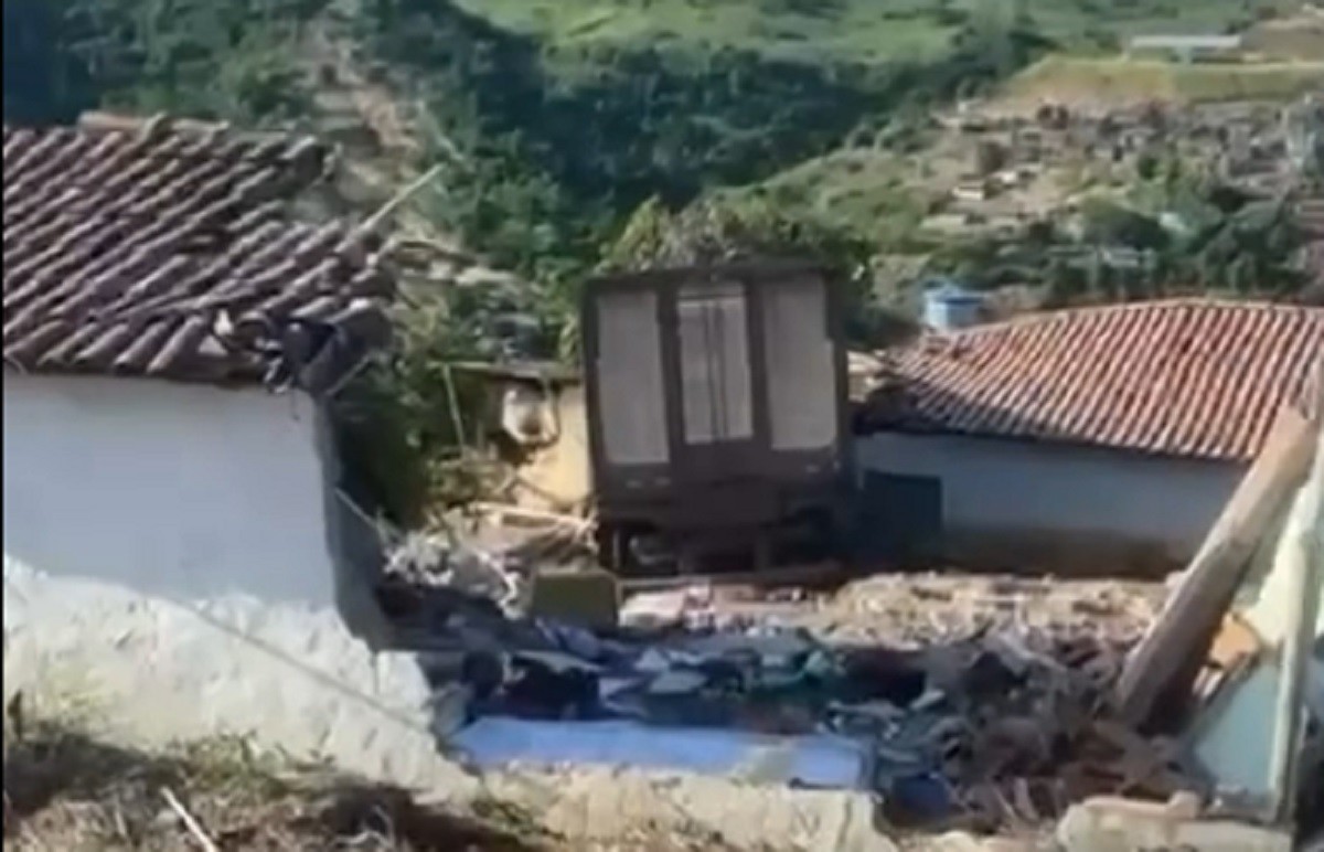 Casa ficou completamente destruída com o impacto do caminhão