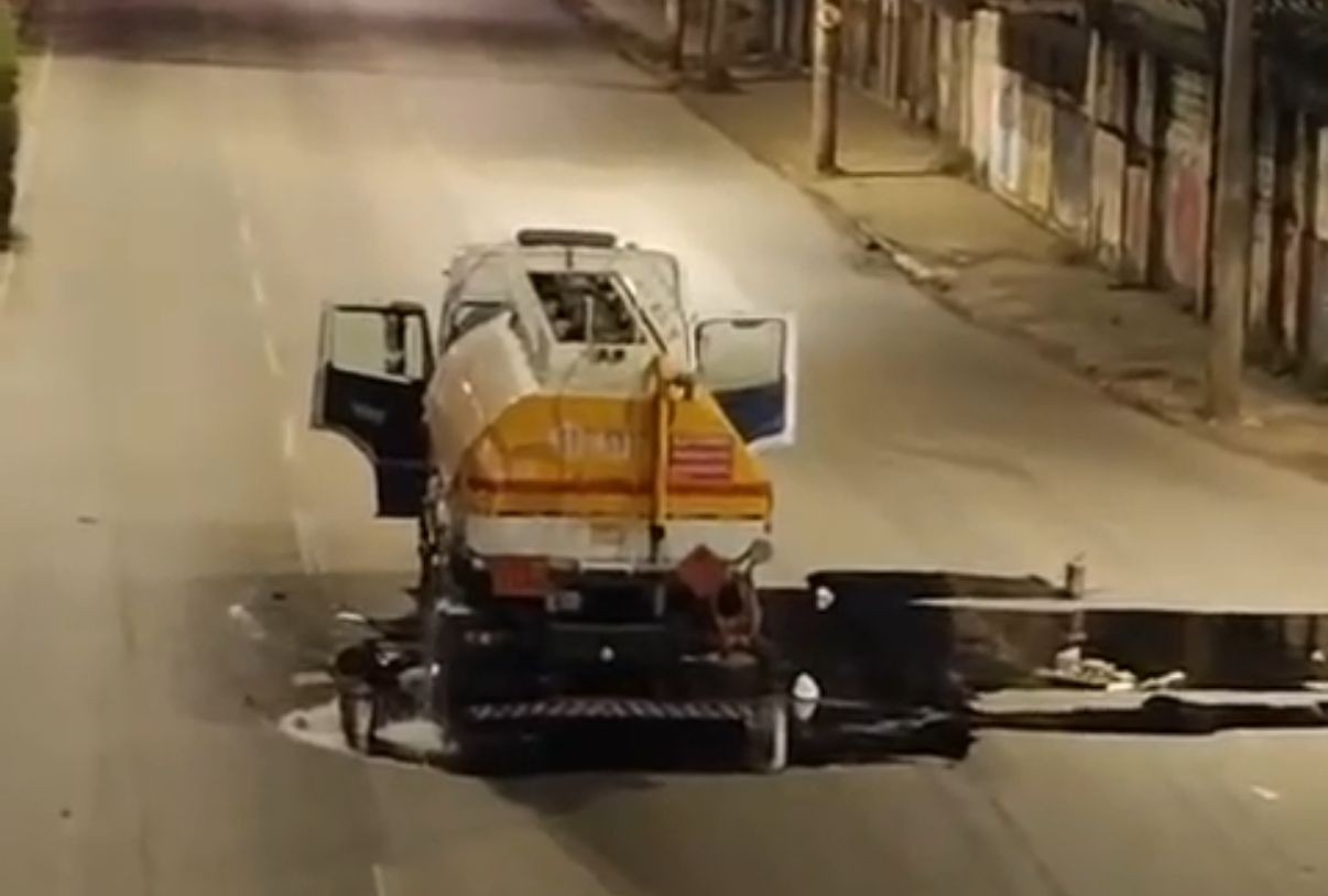 Caminhão-tanque com vazamento de combustível interdita Cardeal Eugênio Pacelli, no limite entre Contagem e BH 