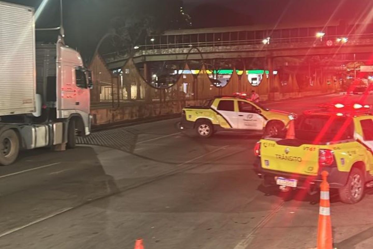 Equipes da Transcon interditam Cardeal Eugênio Pacelli devido a risco de explosão de caminhão-tanque 
