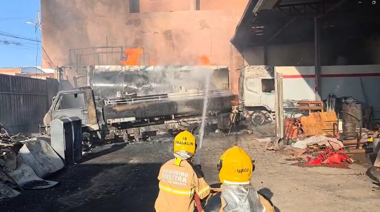 Incêndio destruiu caminhão com 12 mil litros de gasolina e deixou área próxima interditada 