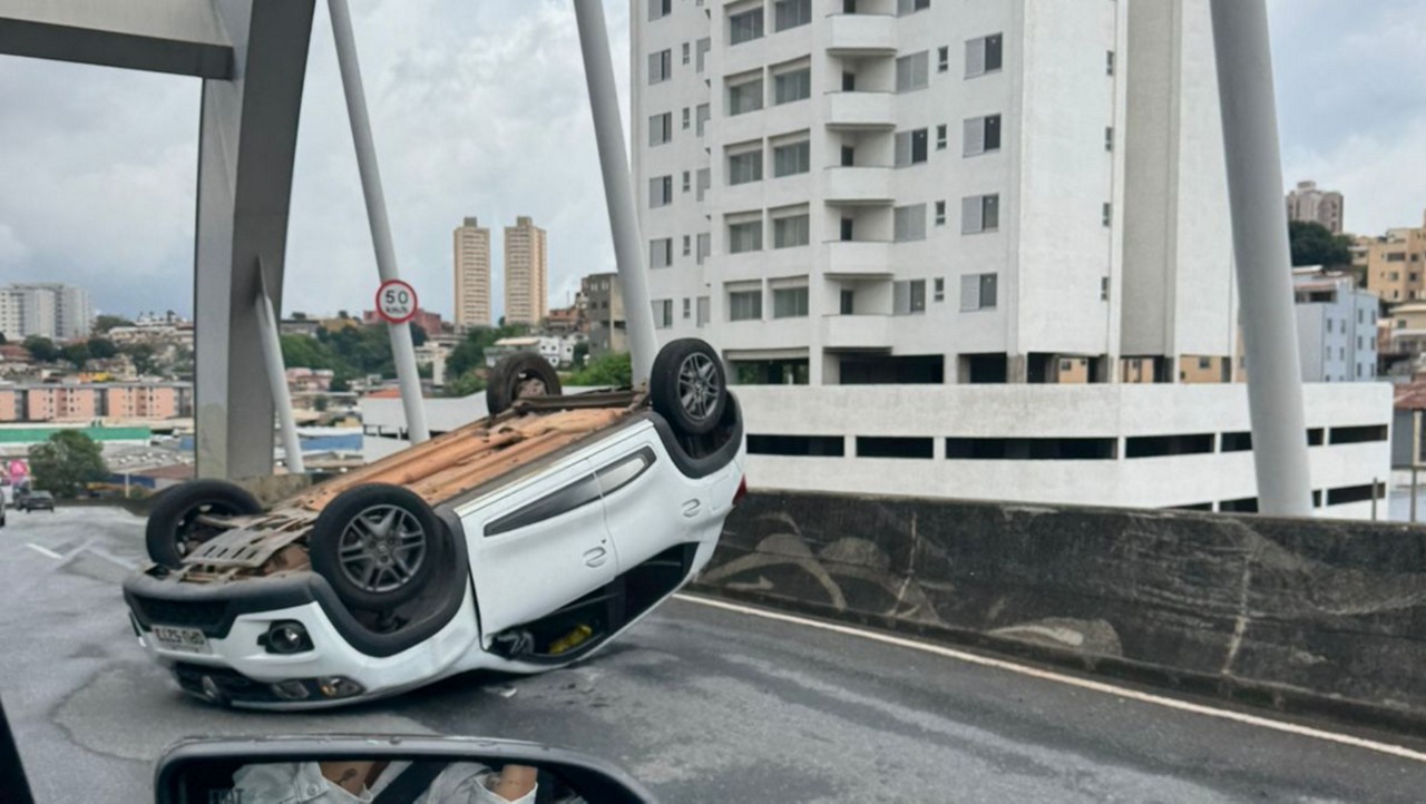 Veículo ficou com as rodas para cima 