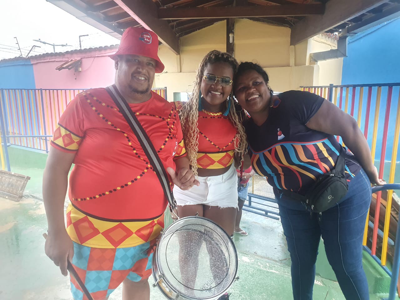 Há oito anos, o vendedor Vilmar Santos, de 48 anos, a consultora de saúde Fabiana Natalice, também de 48, e a jovem Maria Eduarda de Assis, de 17, ajudam a fazer o Carnaval de BH
