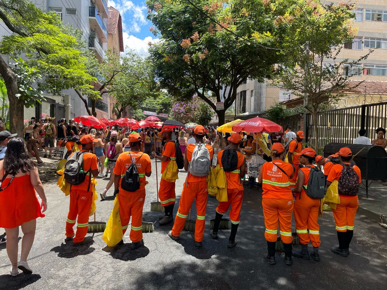 Profissionais da limpeza urbana seguem bloco no Santo Antônio para garantir limpeza das vias ao fim do cortejo