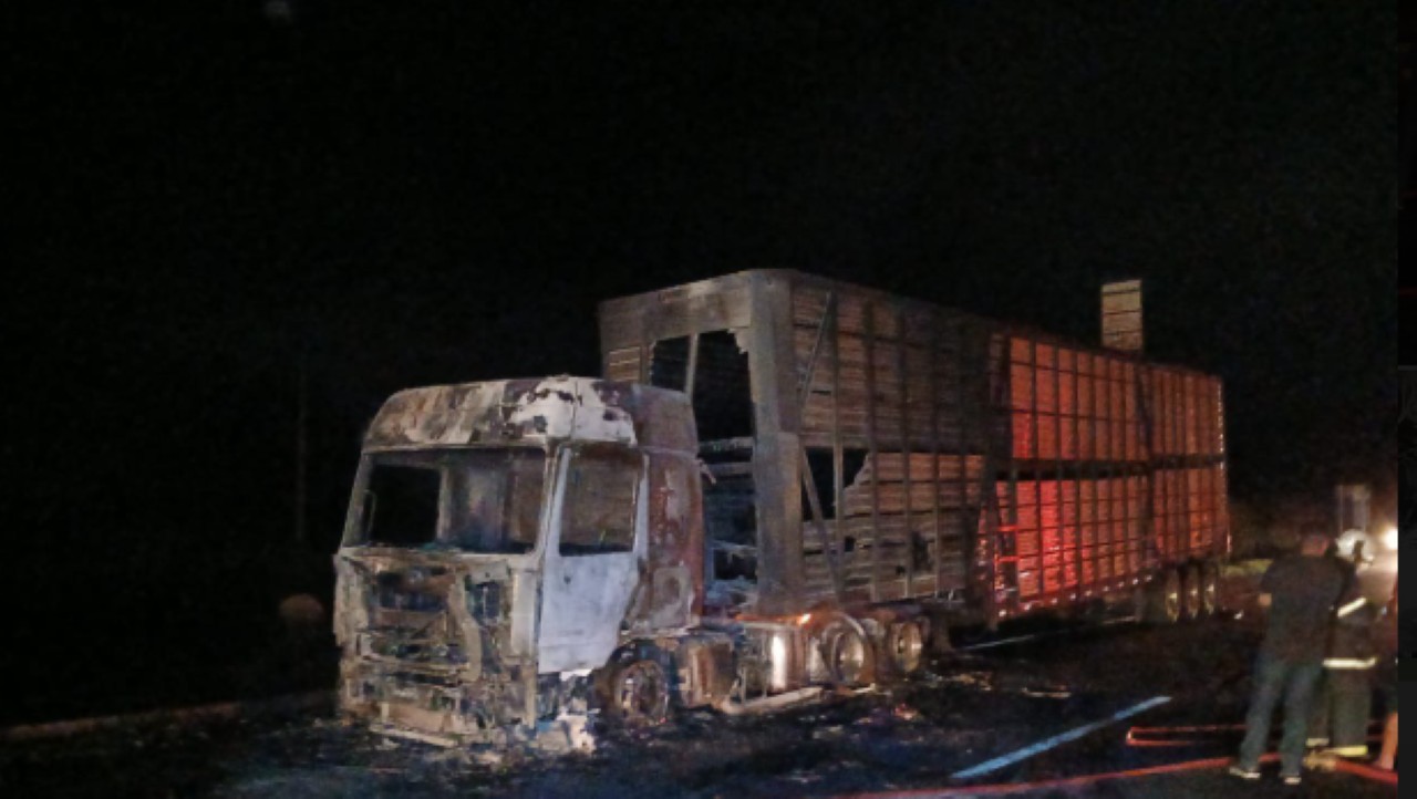 Carreta ficou completamente destruída após pegar fogo na BR-040, em Barbacena