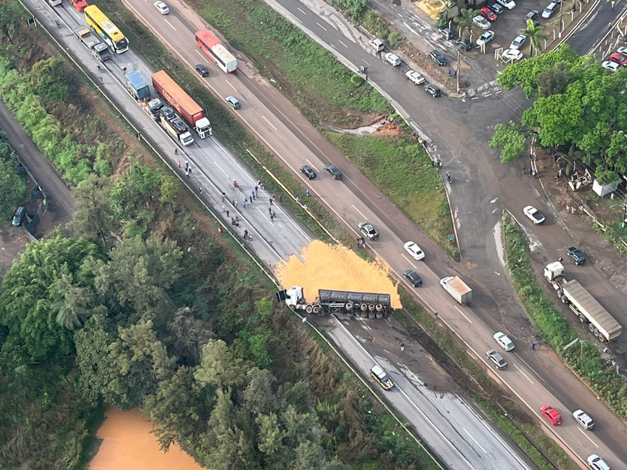 A carga ficou espalhada pela pista 
