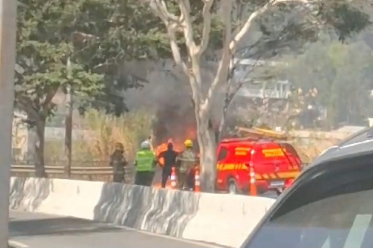 Incêndio em carro na BR-356, em BH