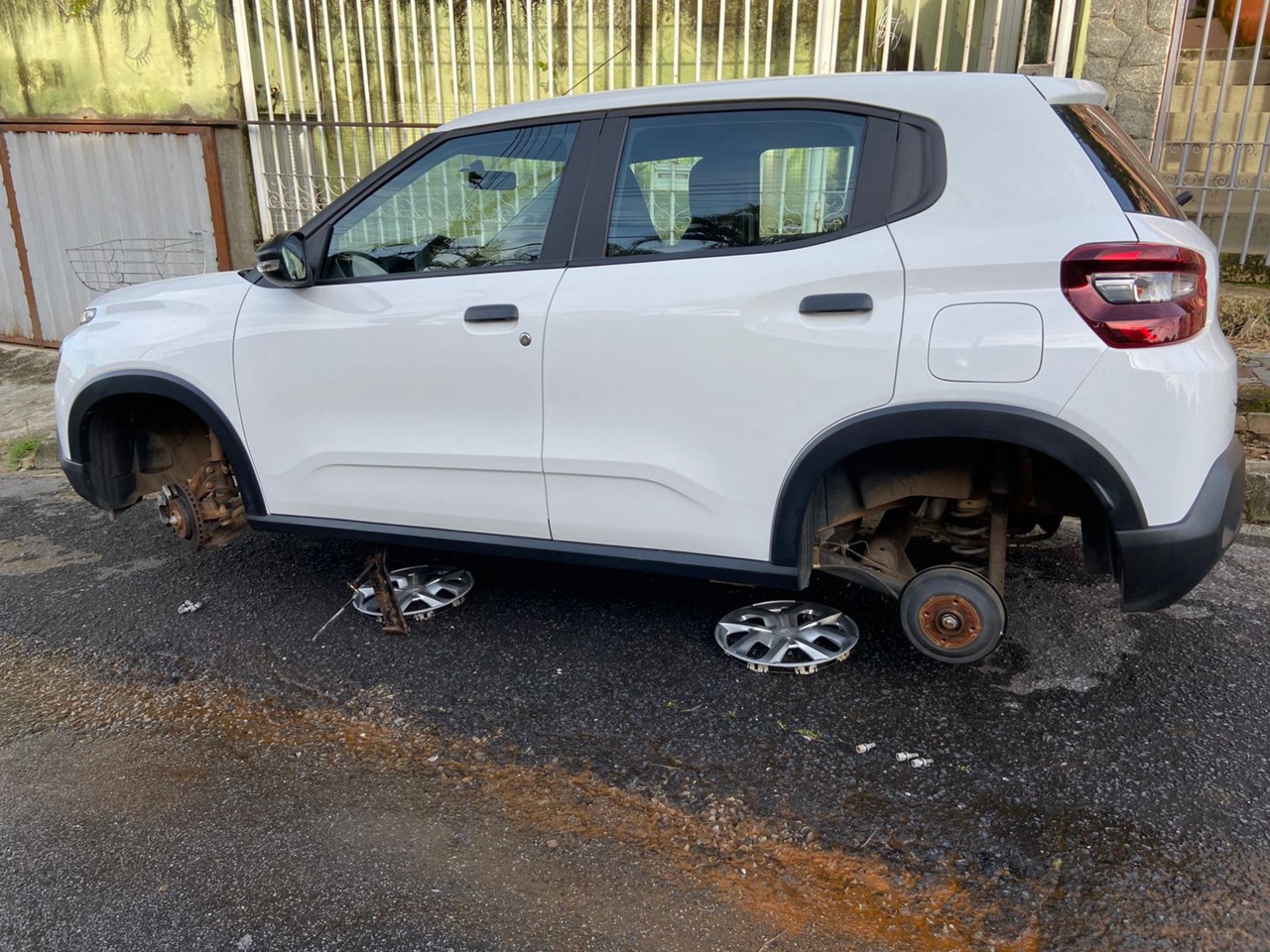 Veículo era alugado e, agora, o  motorista terá que arcar com o prejuízo