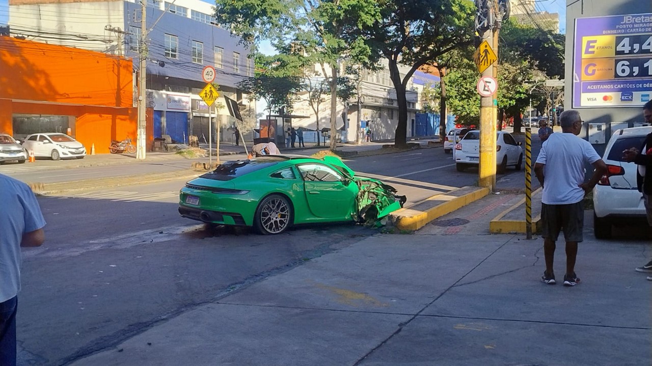 Cinco pessoas ficaram feridas após a batida entre dois carros 