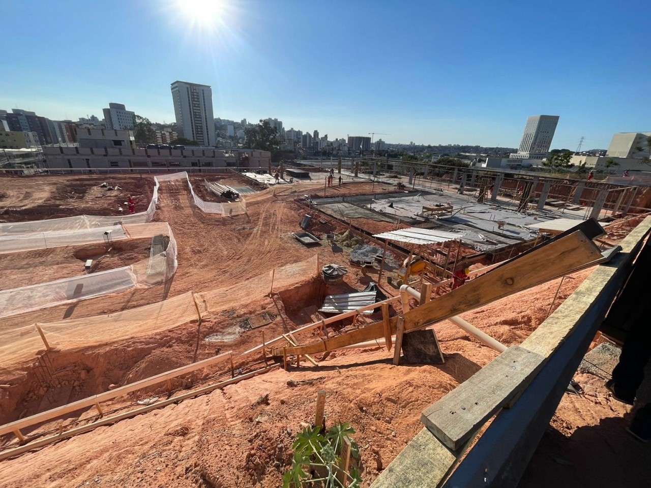 Vista panorâmica das obras de construção da Casa da Mulher Brasileira, no bairro União, em BH