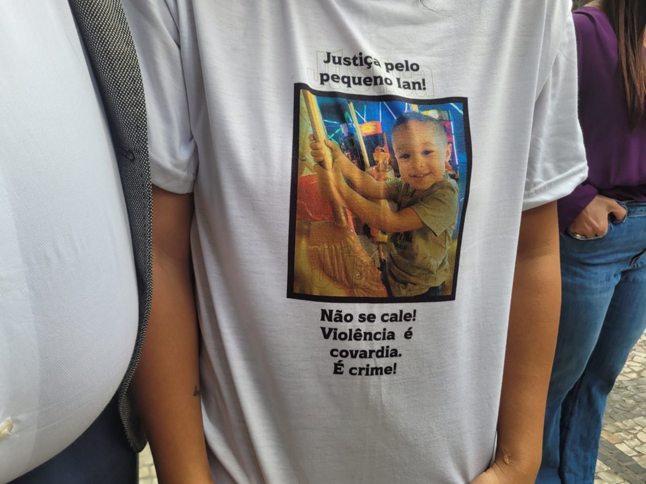 Mãe do menino Ian Henrique homenageia filho com camisa
