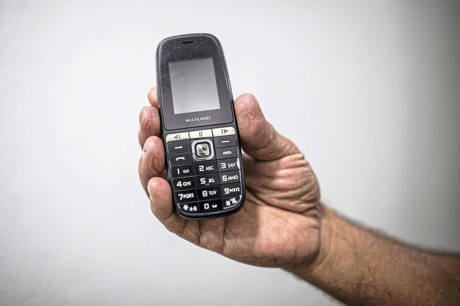 Renault Pereira, de 63 anos, ainda prefere usar um celular antigo