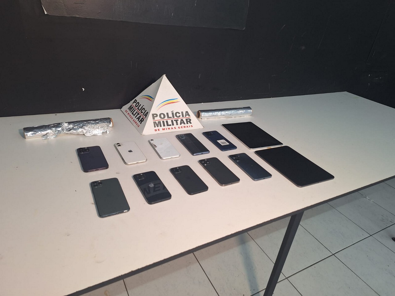 Dupla usava papel alumínio para evitar rastreamento de celulares de luxo furtados em BH
