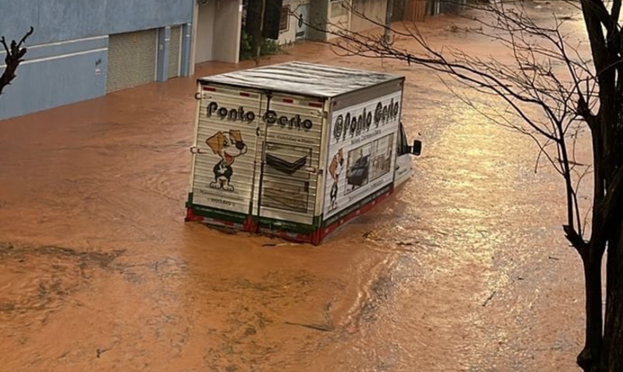 Temporal deixa Coronel Fabriciano debaixo d'água  