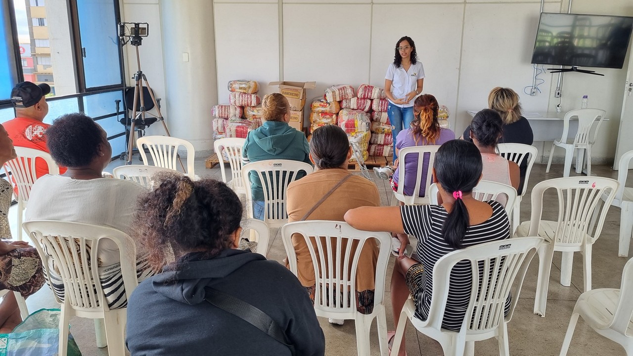 Cestas básicas foram entregues para famílias cadastradas no programa Alimentar Promover