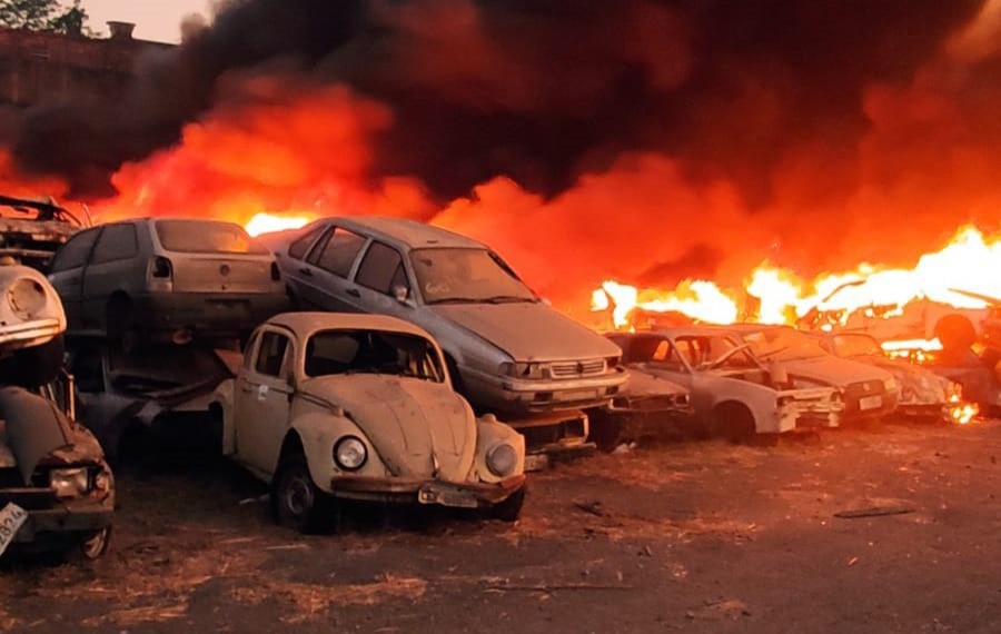 Incêndio destruiu veículos em um pátio no bairro Goiânia, região Nordeste de BH 