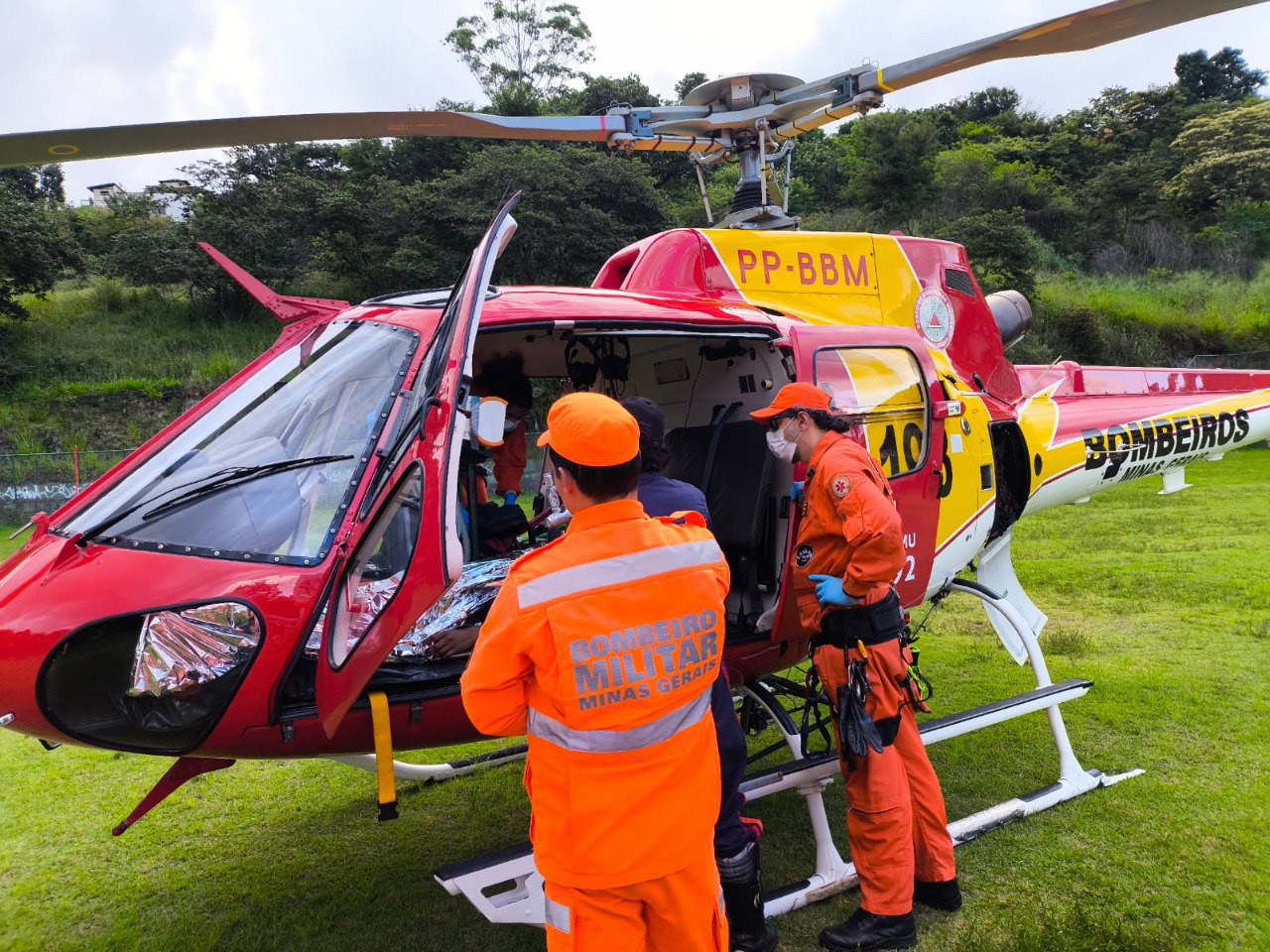Vítima foi resgatada pelos bombeiros após o acidente