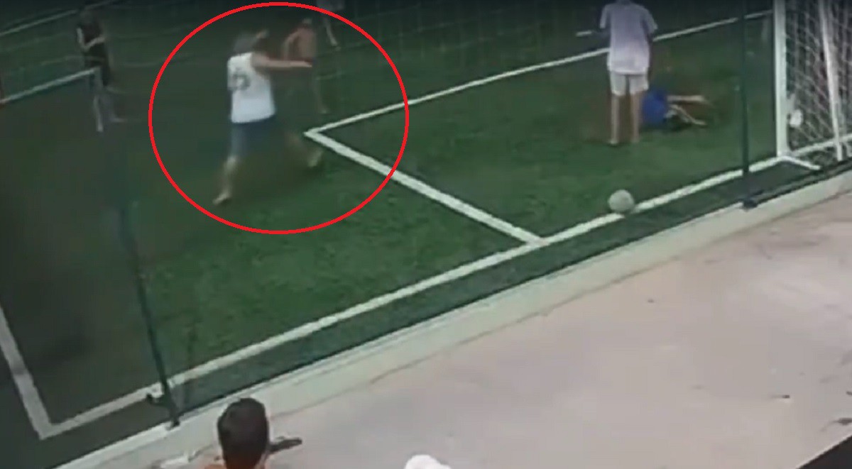 Câmera de segurança flagrou o momento que o suspeito invade a quadra e chuta a criança
