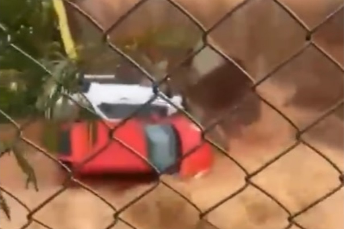 Queda de muro fez com que carros fossem arrastados 