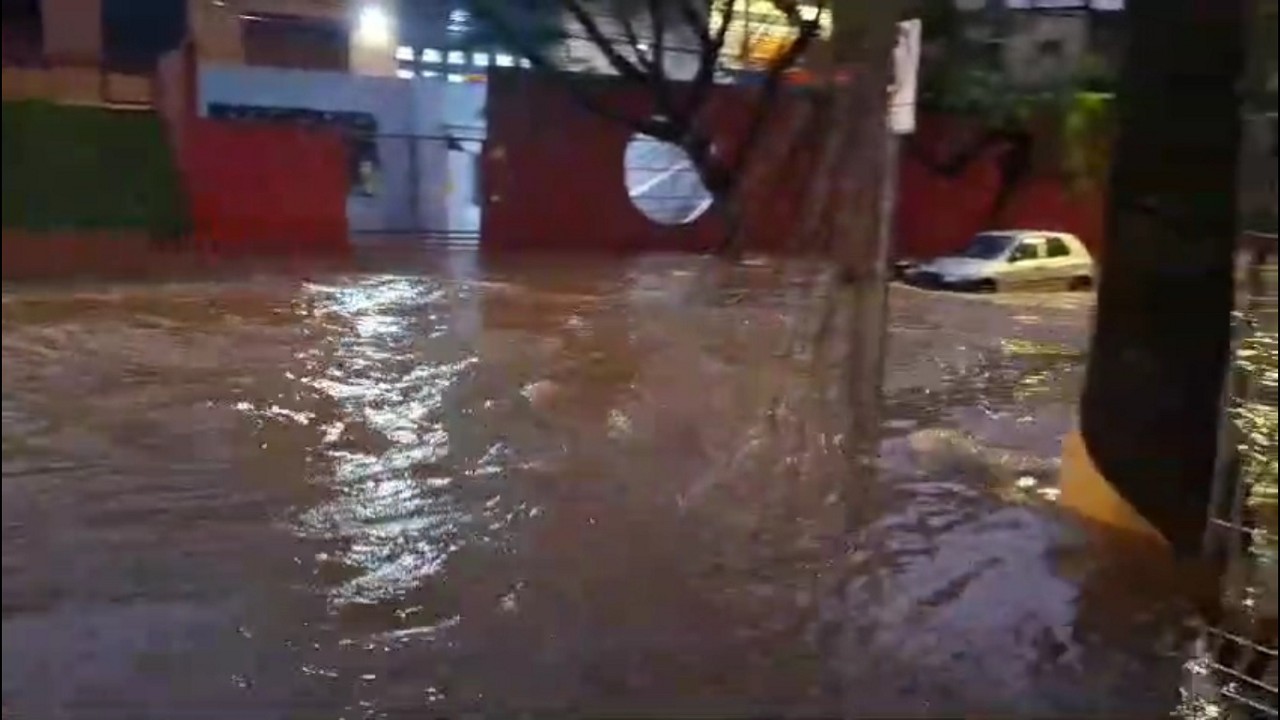 Via ficou tomada pelas águas durante o temporal 