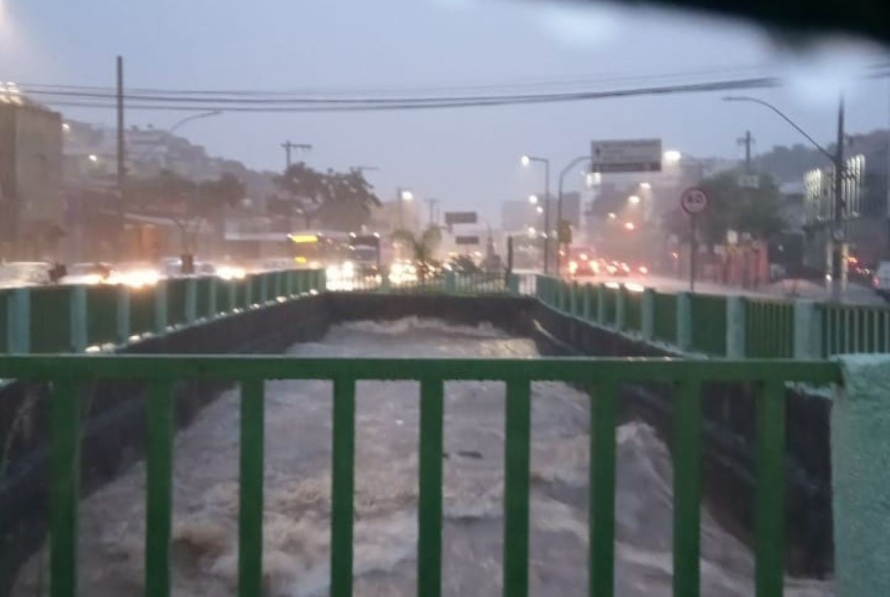 Avenida Vilarinho está interditada por risco de transbordamento do córrego  