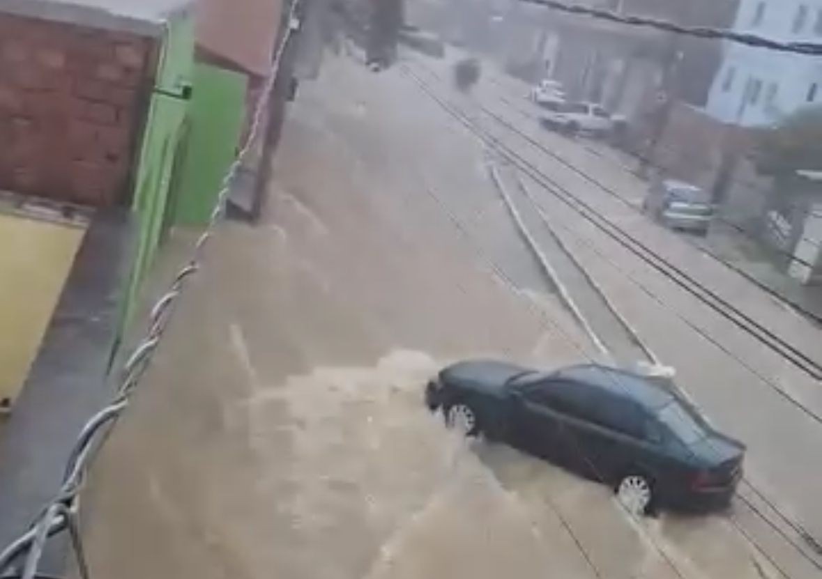 Avenida Cardoso de Menezes vira rio durante forte chuva 