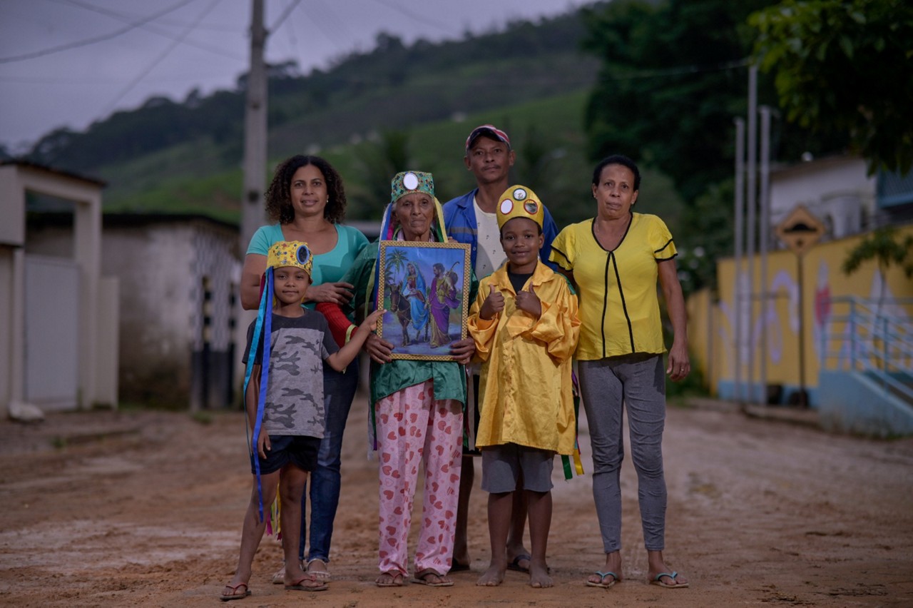 Família afetada pela chuva no bairro Ipaneminha, em Ipatinga, tenta recomeçar a vida com a fé em Nossa Senhora do Rosário, padroeira do Congado